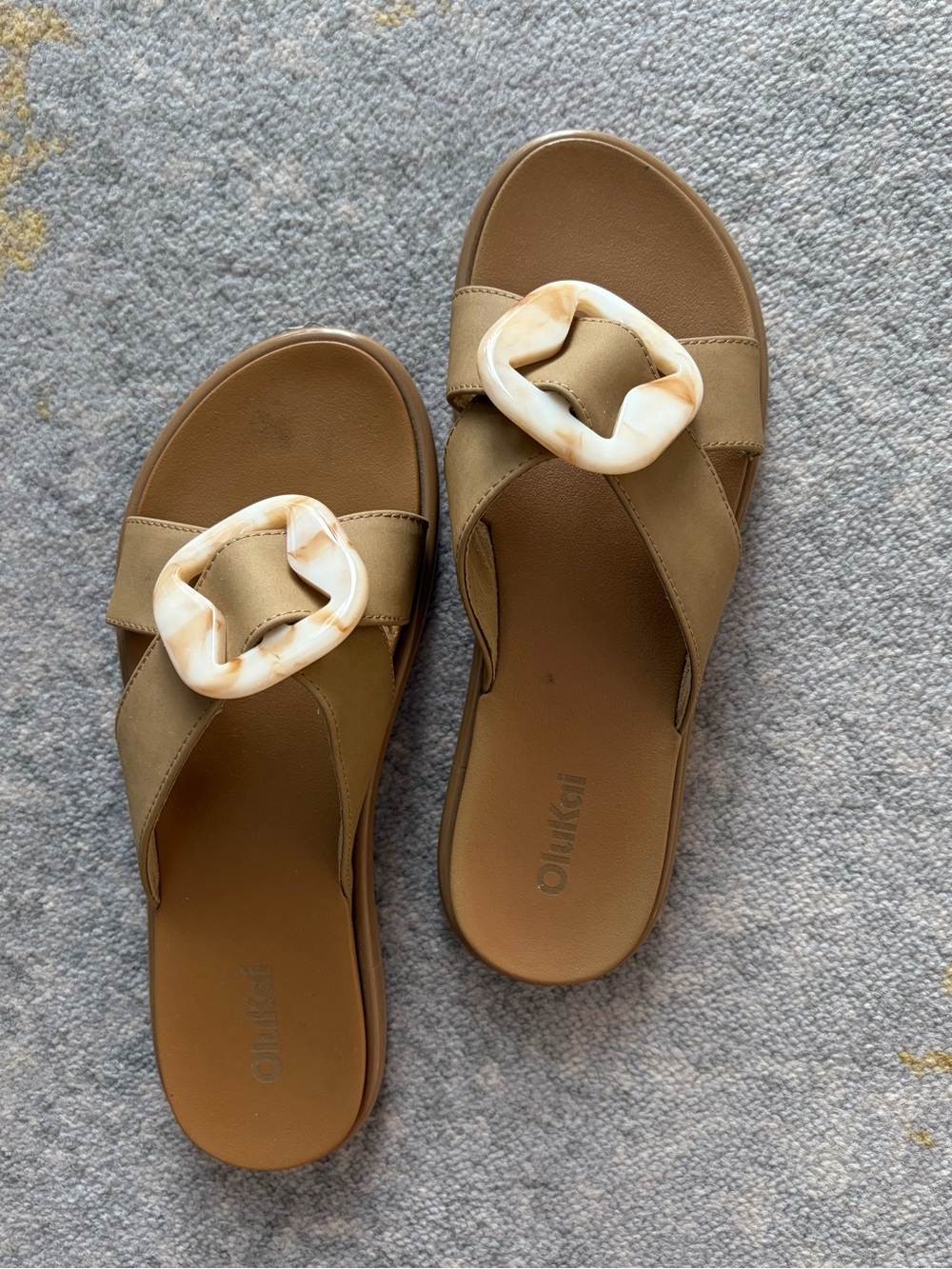OluKai Women's Tan Slide Sandals with Cream Marbled Buckle